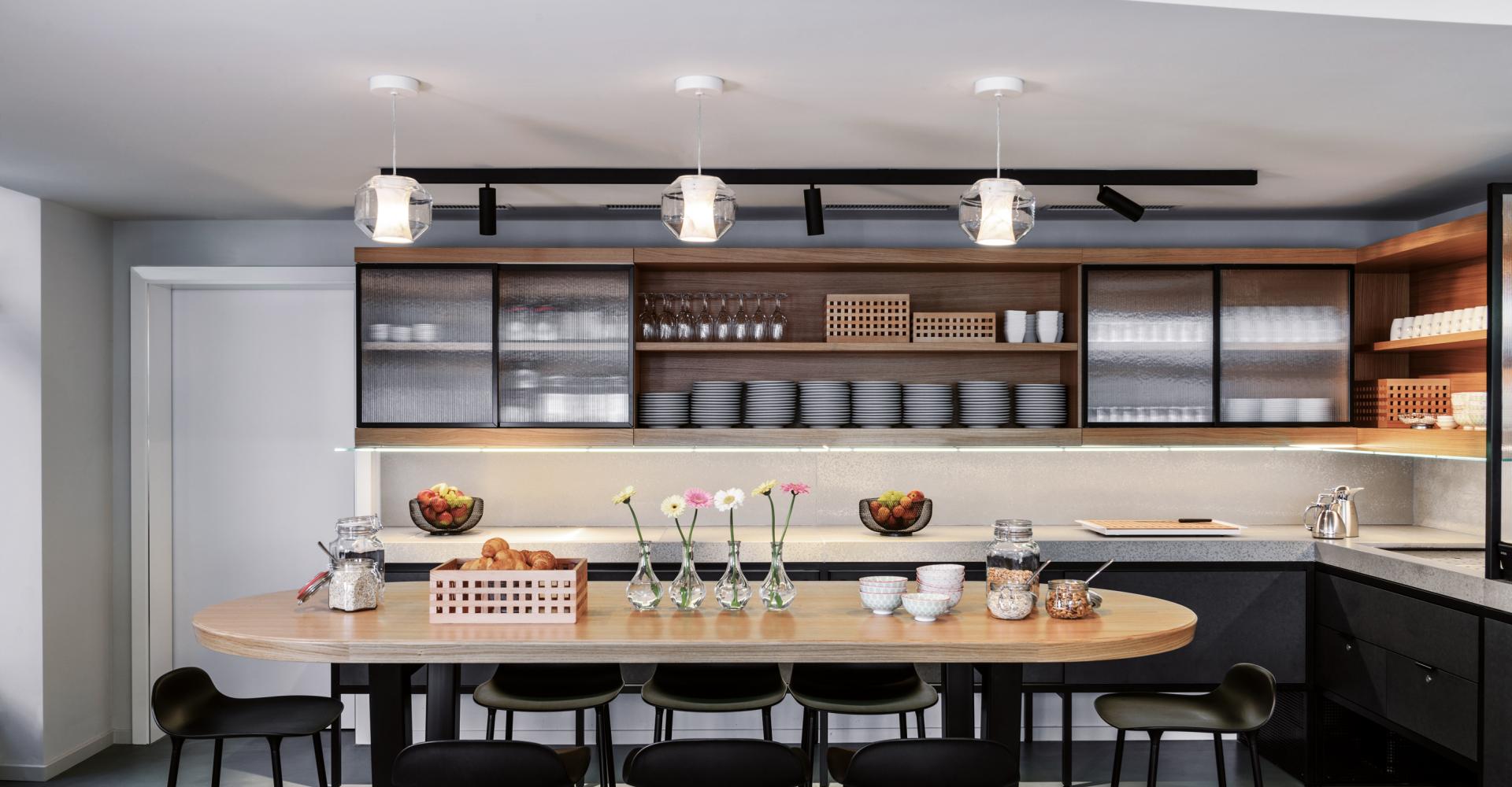 Lobby mit angerichtetem Frühstück im Sorell Hotel City Weissenstein