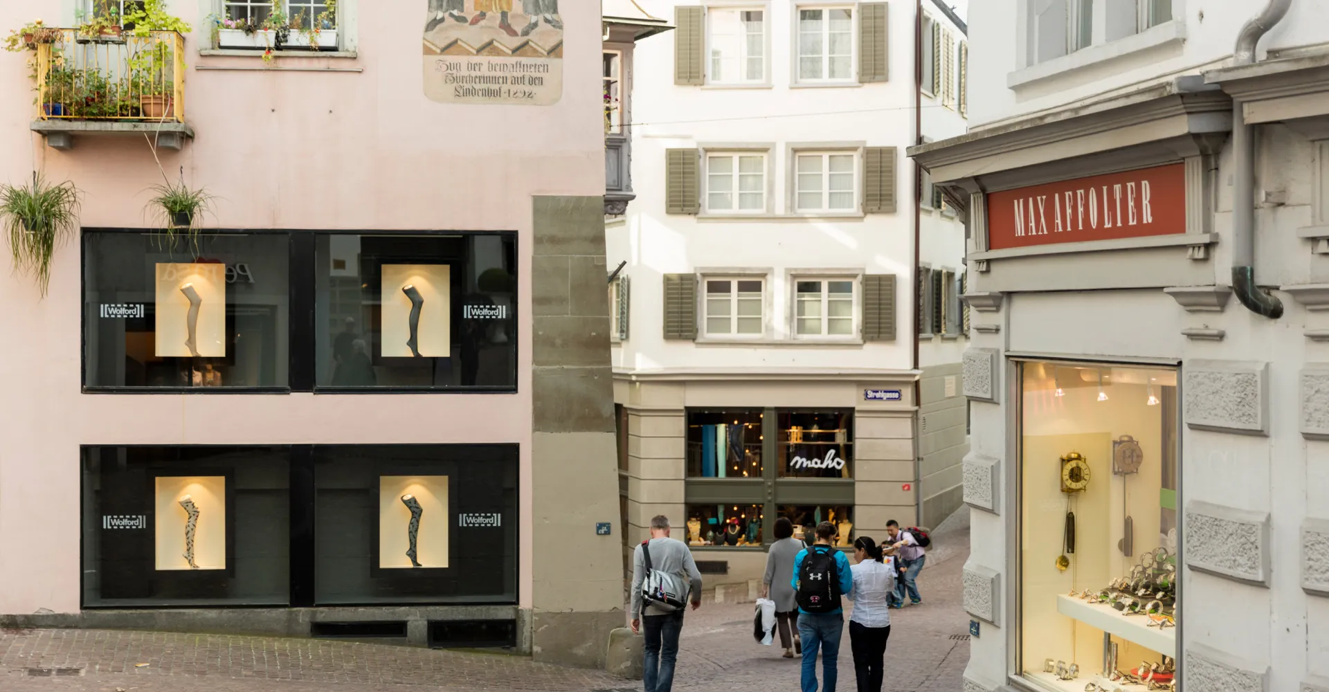 Menschen spazieren durch die Storchengasse