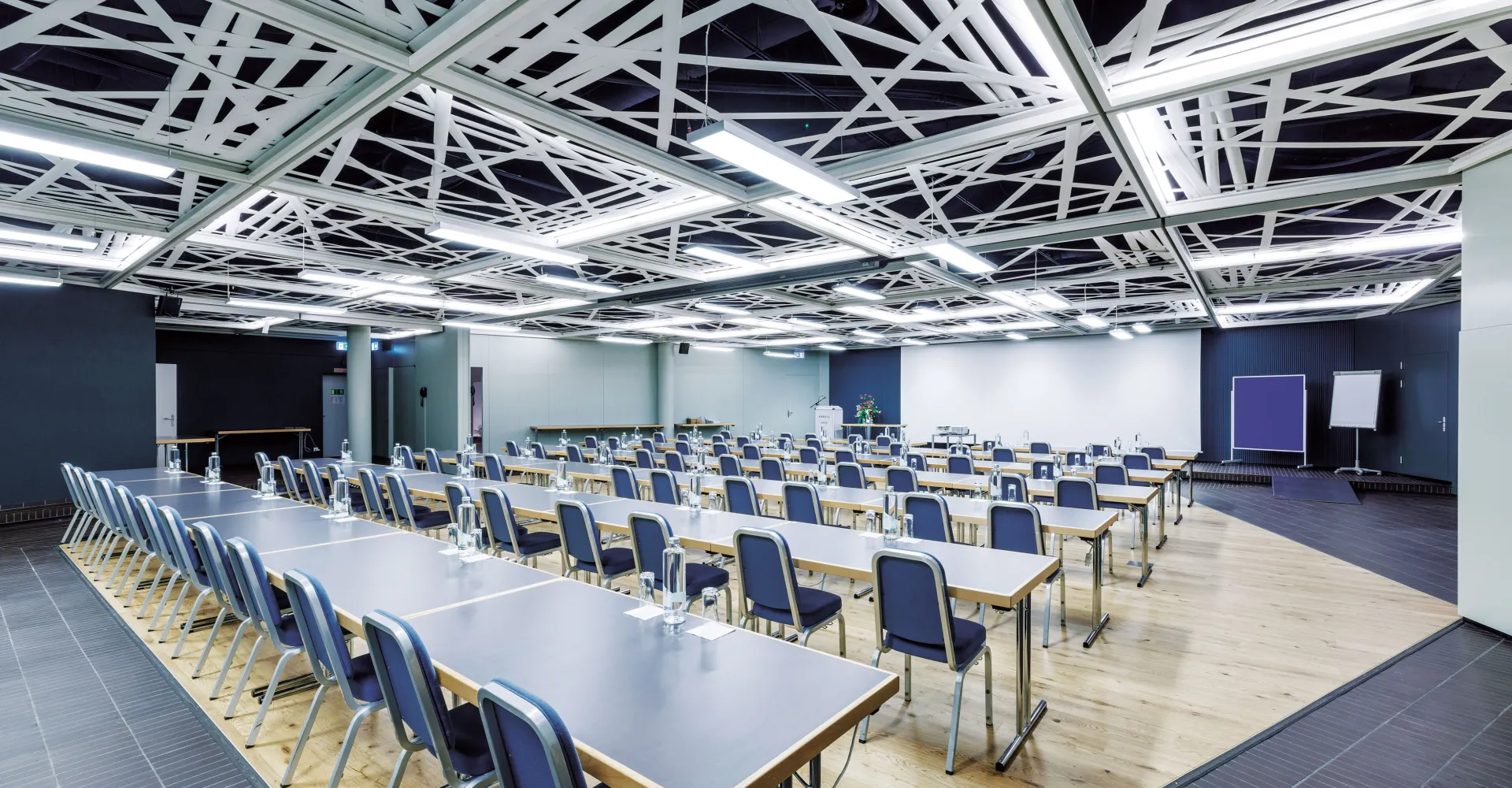 Seminarraum mit Tischen und Stühlen in einer Reihe