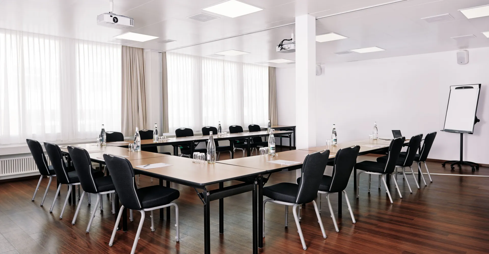 Seminarraum mit Flipchart und in U-Form gestuhlt