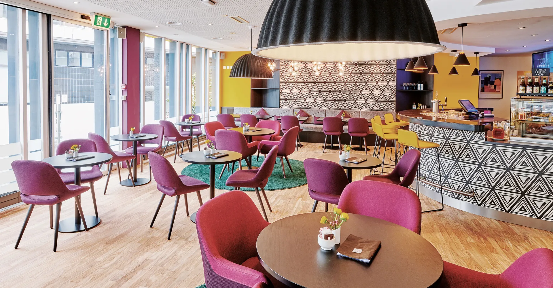 Aufnahme der Rezeption und Lounge im Hotel Ador