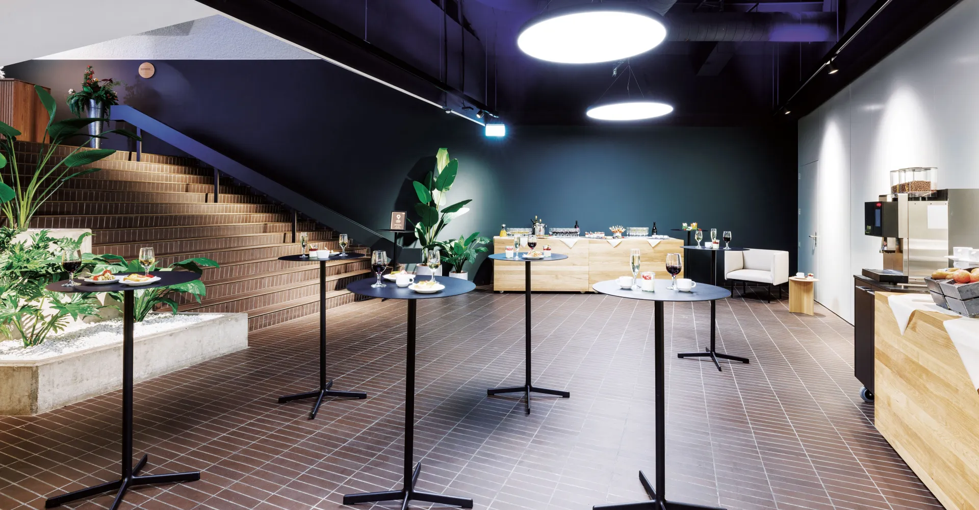 Apéro mit Stehtischen im Hotel Ador