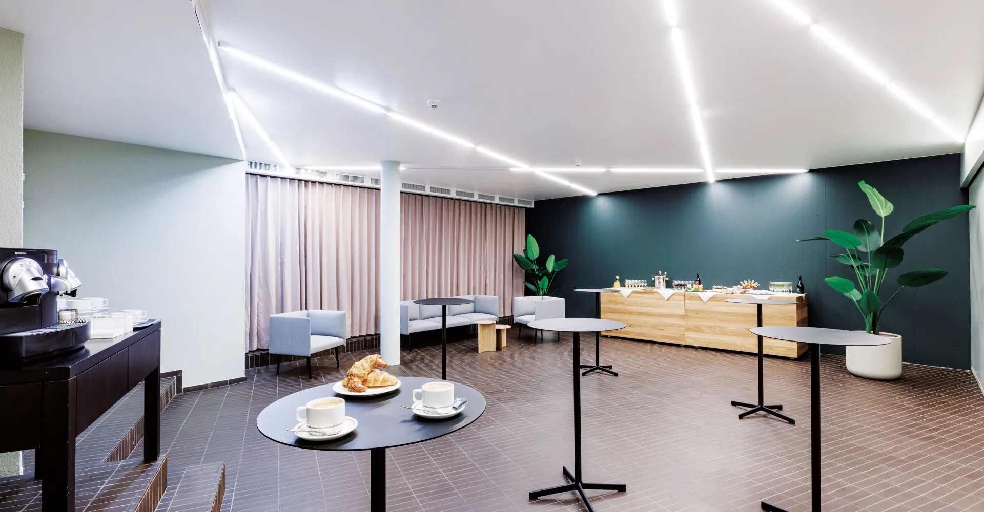 Foyer mit Stehtischen Kaffemaschine und Buffet 