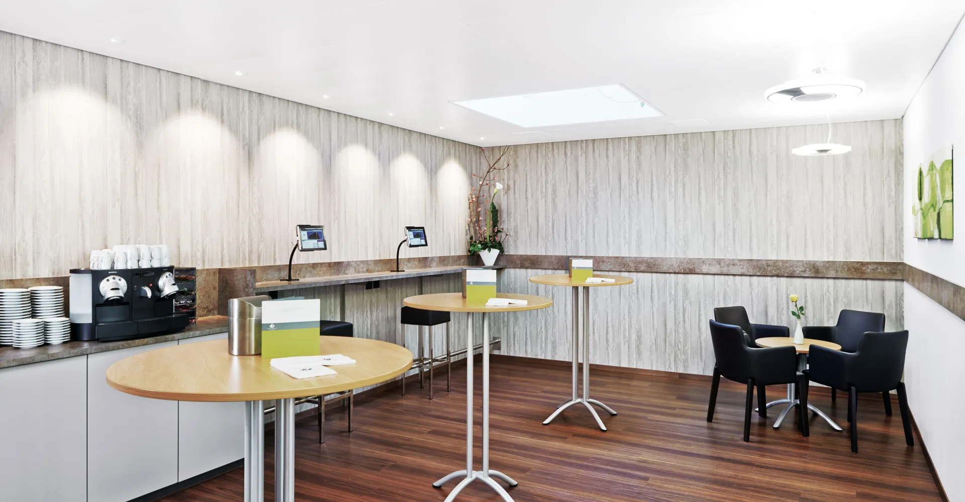 Kaffelounge mit Kaffemaschine und Sitzmöglichkeiten