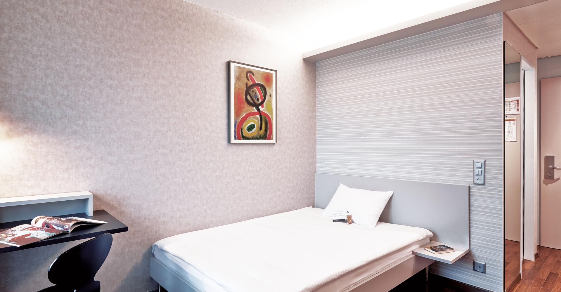 Standard Zimmer mit Bett und Sitzecke im Hotel Ador