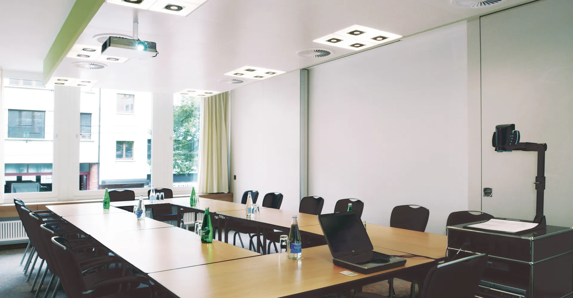 Seminarraum mit Tischen und Stühlen