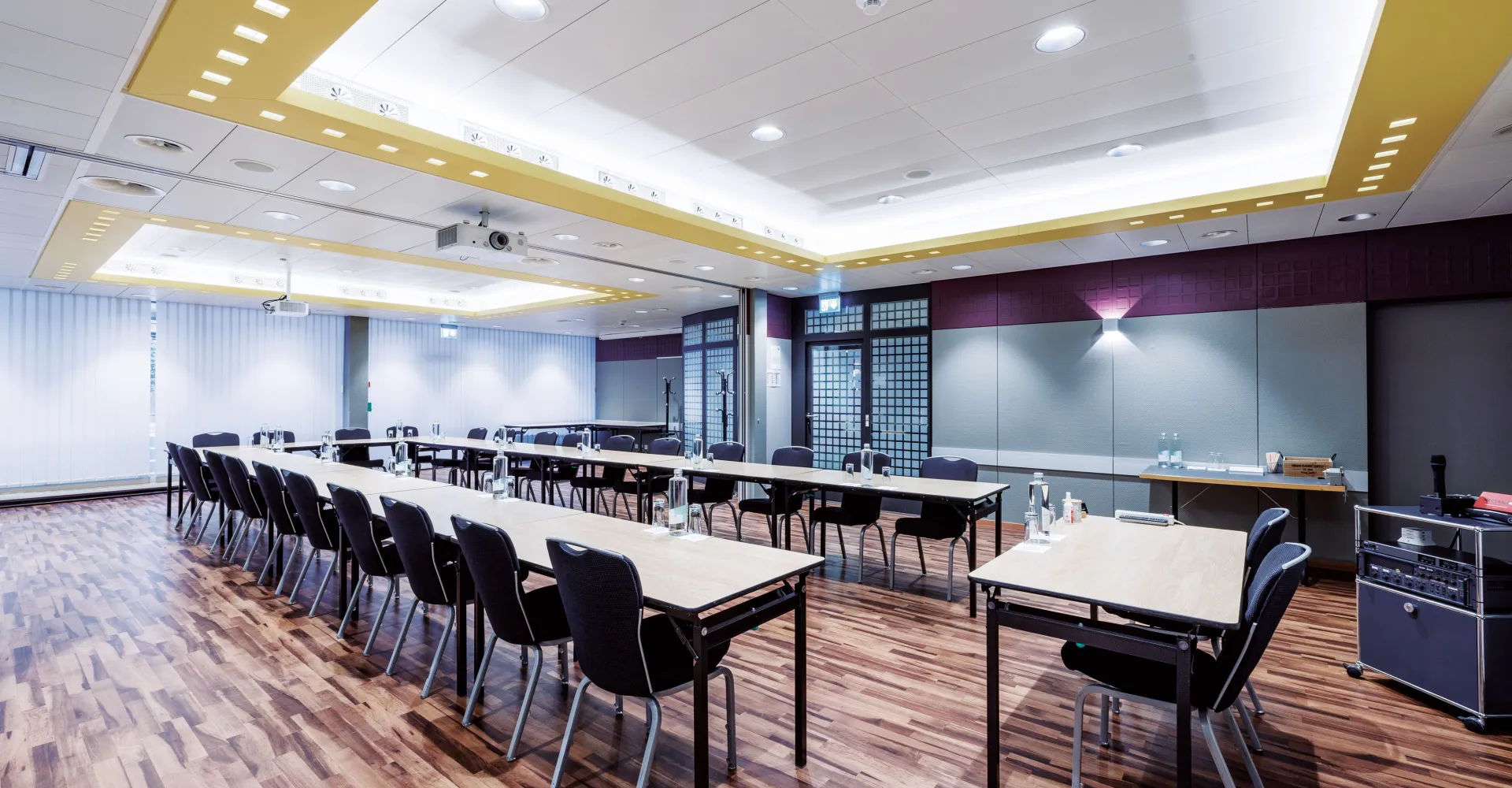 Seminar room with U-shaped seating in the Ador