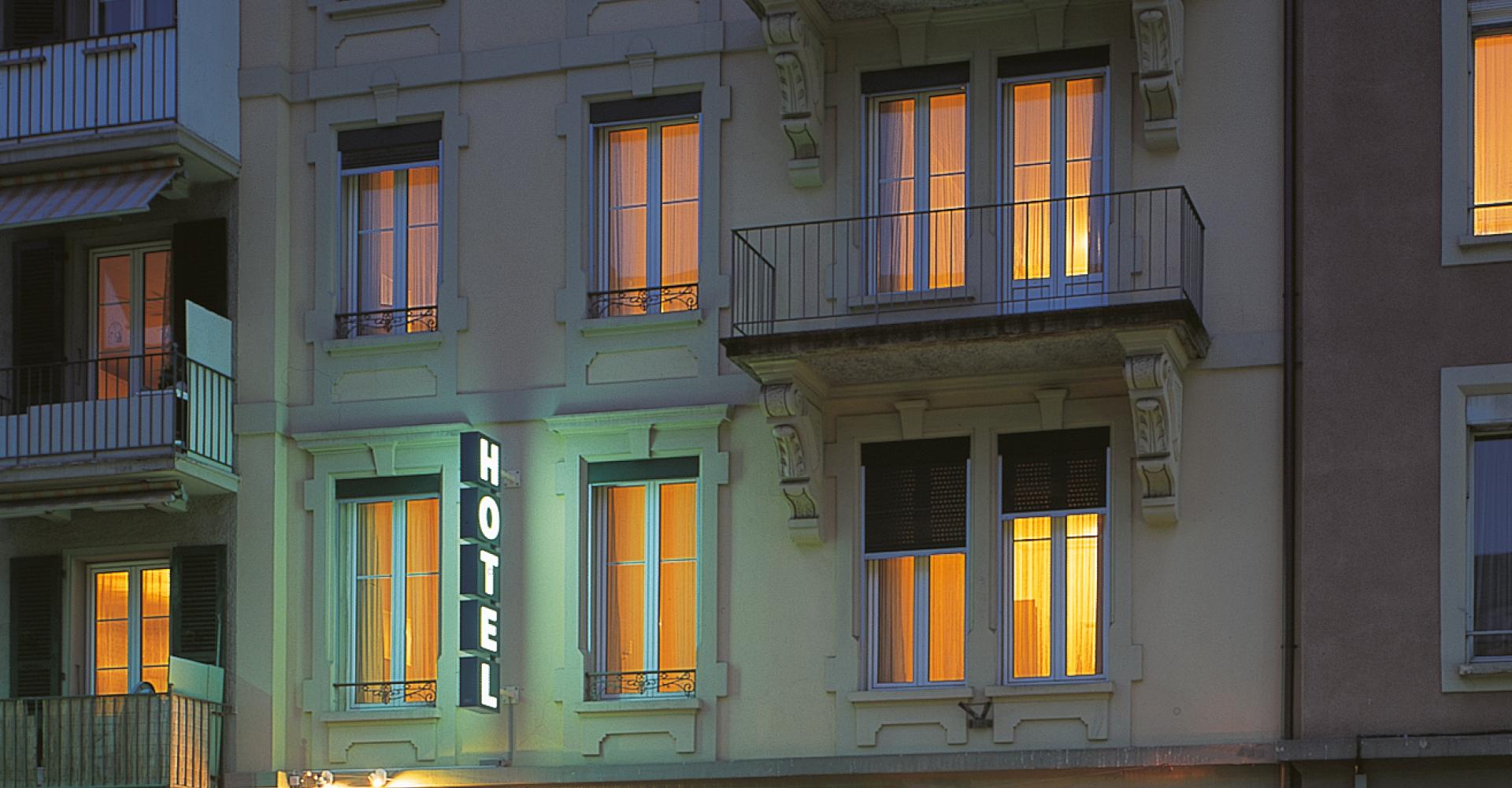Aussenansicht des Hotels Arabelle bei Nacht