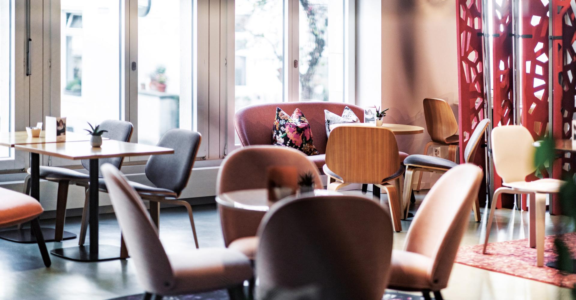 Tische und Lounge im Sorell Hotel City Weissenstein