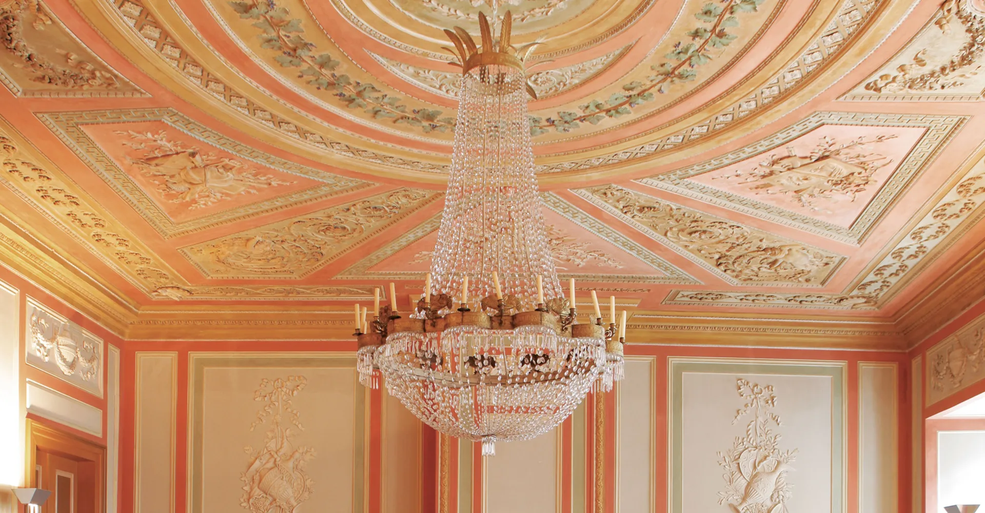 Aufnahme des imposanten Kronleuchters im Zunftsaal