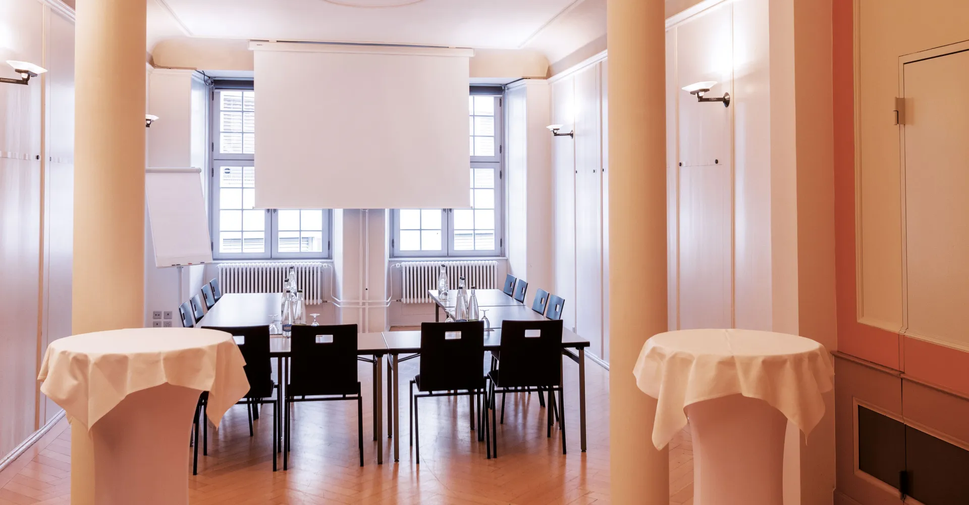 Photo of the domed room with seating in the Hotel Rüden