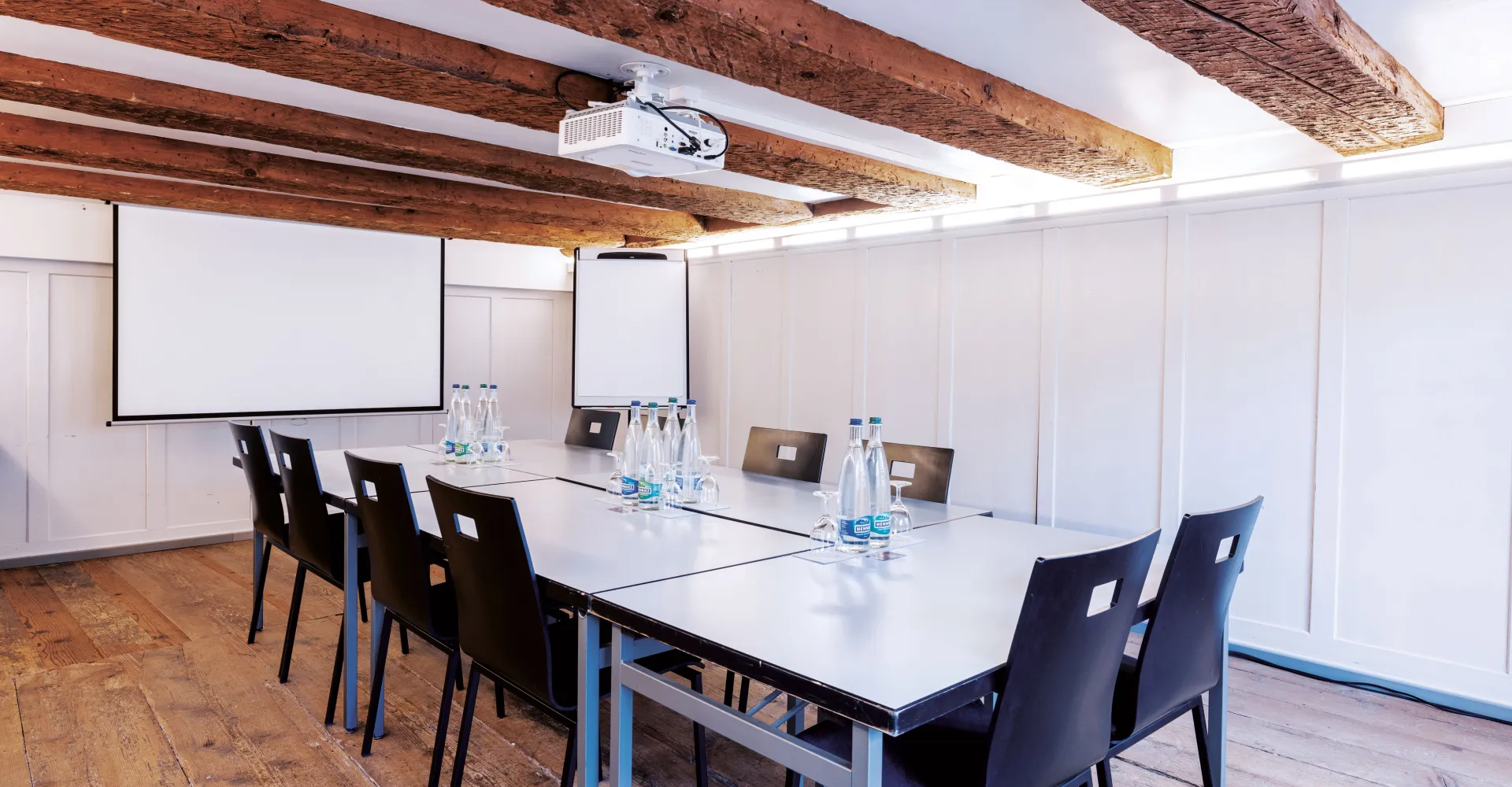 Blocktisch mit Bestuhlung im Sitzungszimmer