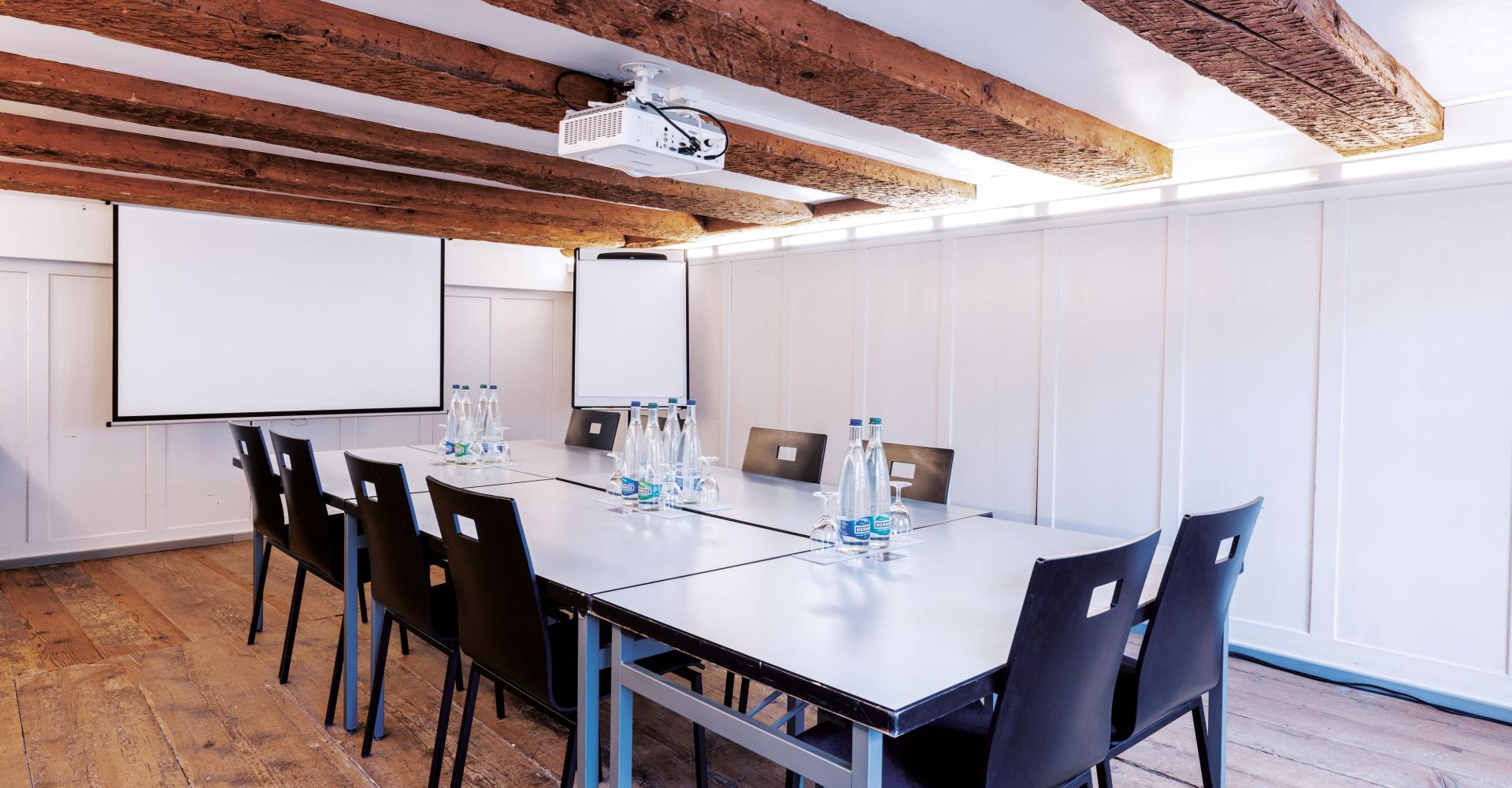 Blocktisch mit Bestuhlung im Sitzungszimmer