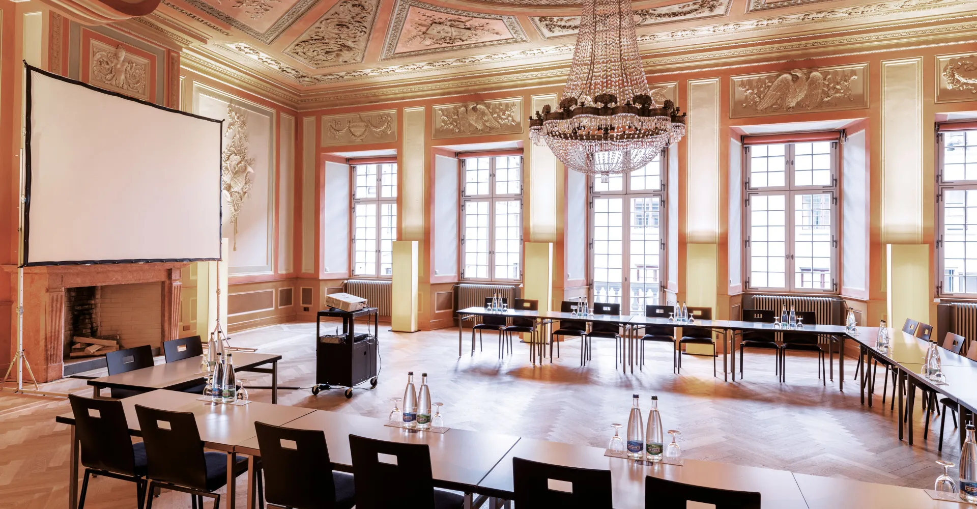 u-förmige Bestuhl des Zunftsaals