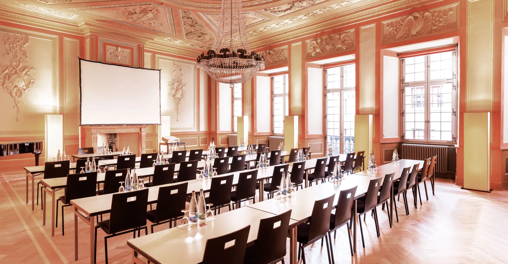 Bestuhlter Zunftsaal im Hotel Rüden