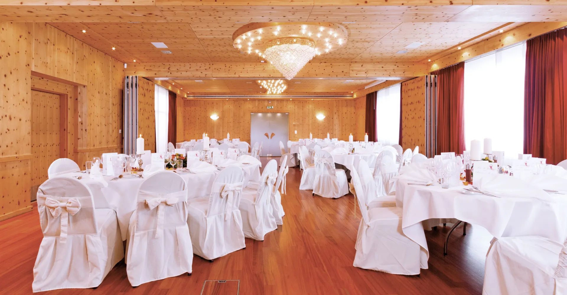 Honey Arvensaal with festive furnishings and seating