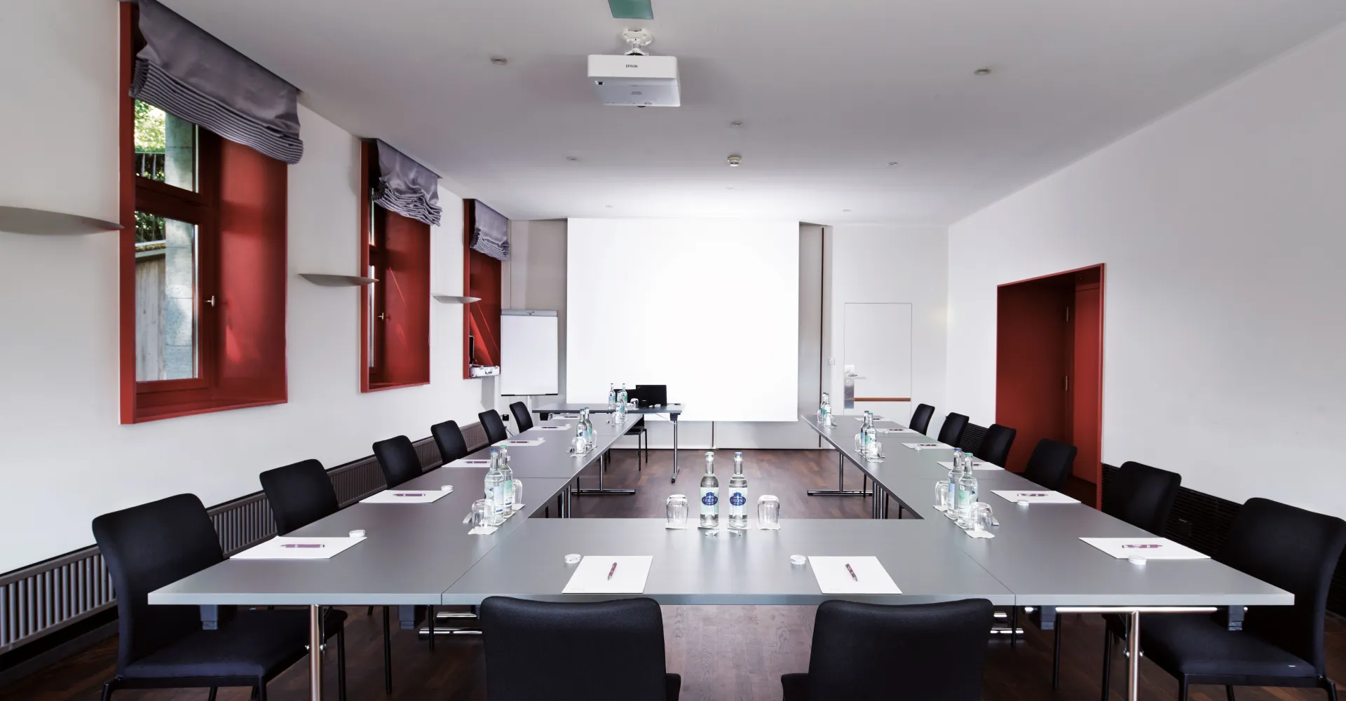 U-shaped seating arrangement in the Zurichberg 3 meeting room