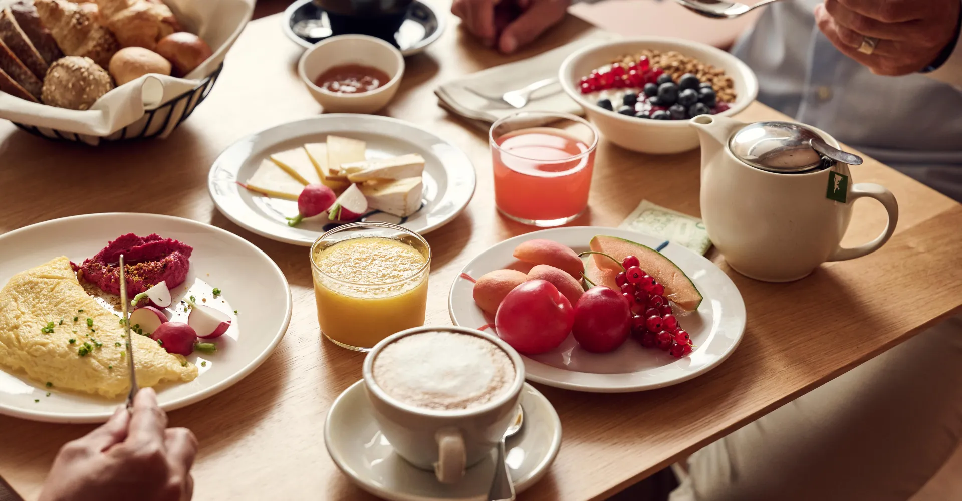 reichhaltiges Frühstück auf einem Tisch
