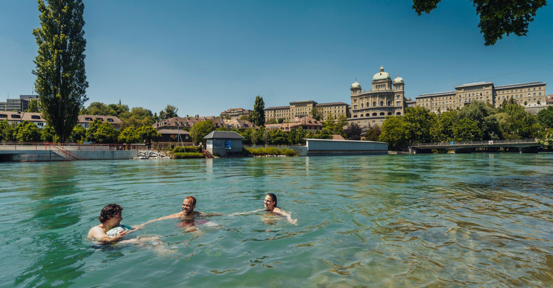 drei Personen in der Aara am Schwimmen
