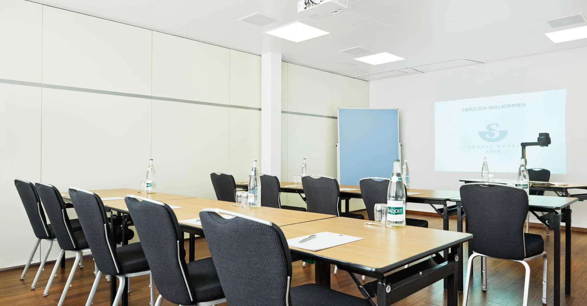 Leuenberger Seminarraum mit Parlamentsbestuhlung