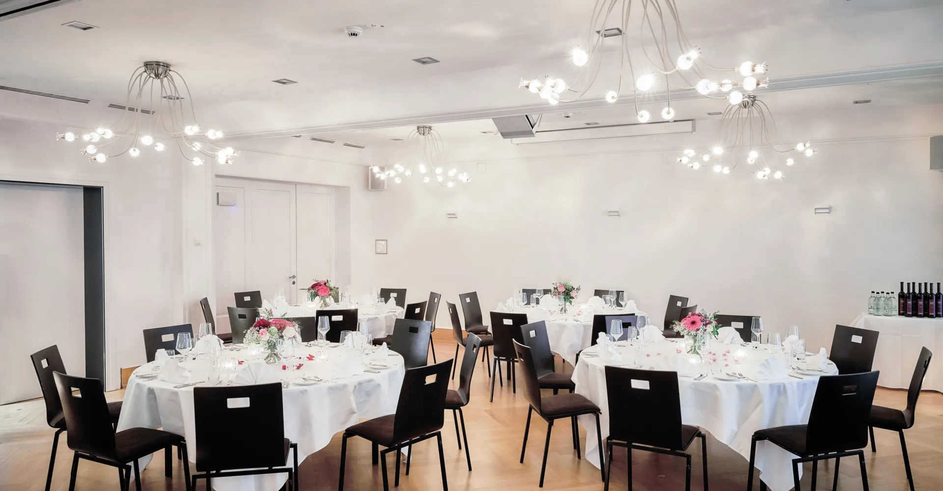 Kronesaal im Hotel Krone der zum Bankette geschmückt ist