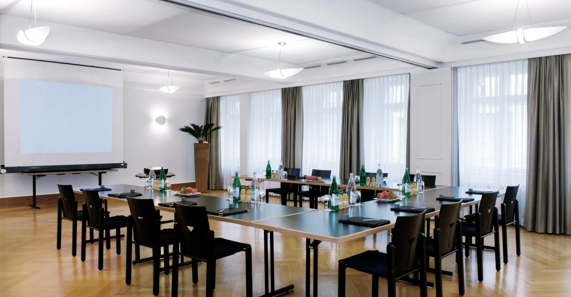 Crown room in the Hotel Krone with U shape
