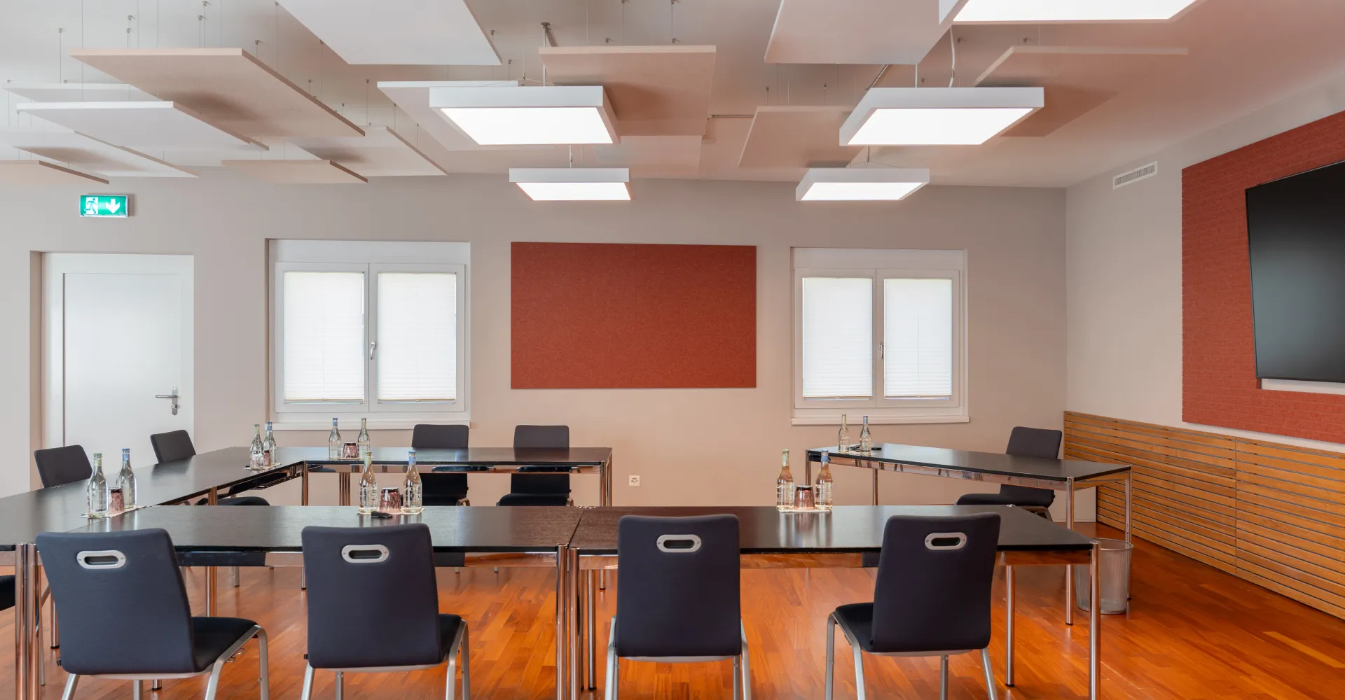 Meetingraum mit U Form Stuhlung mit Fernseher an der Wand