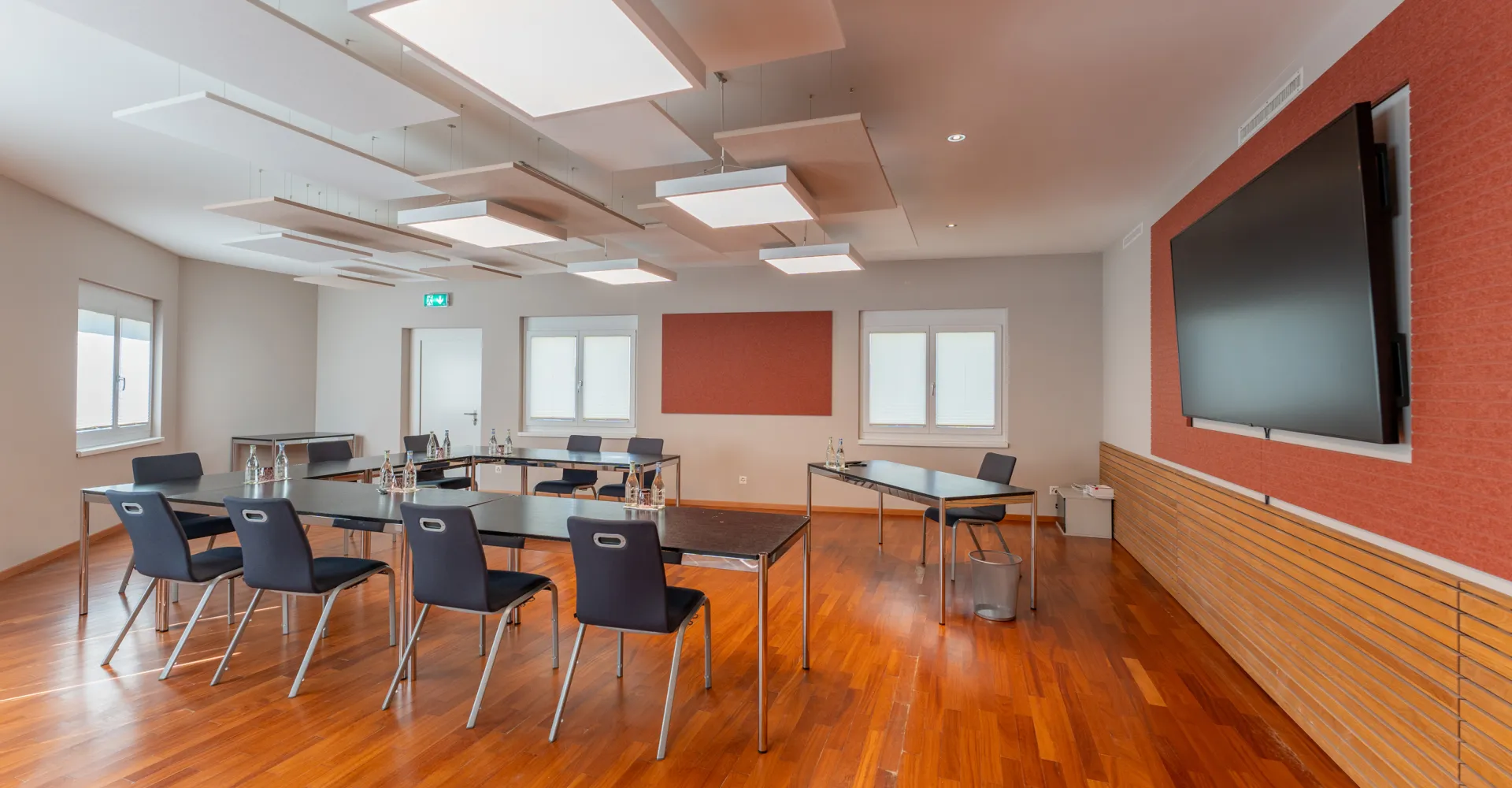 Meetingraum mit U Form Stuhlung und Fernseher an der Wand