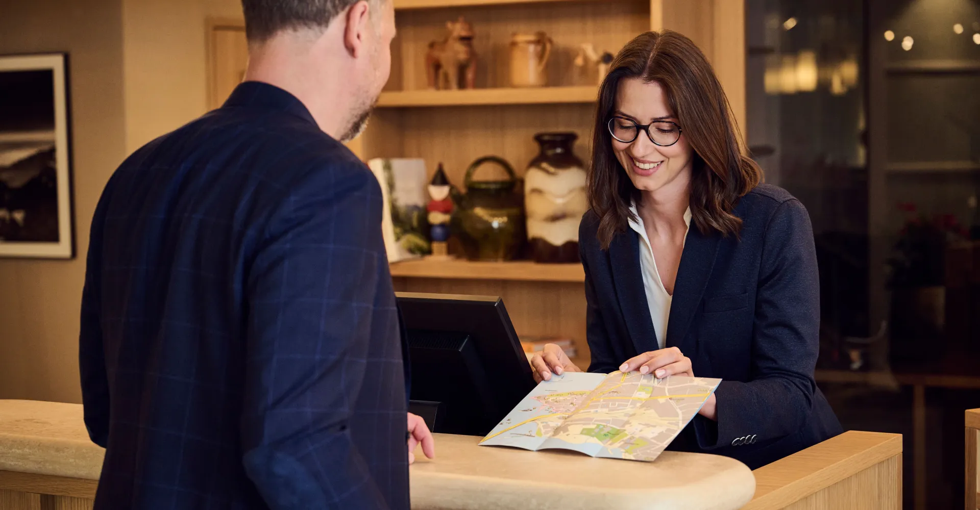 Gast wird an der Rezeption des Sorell Hotels Speer bedient