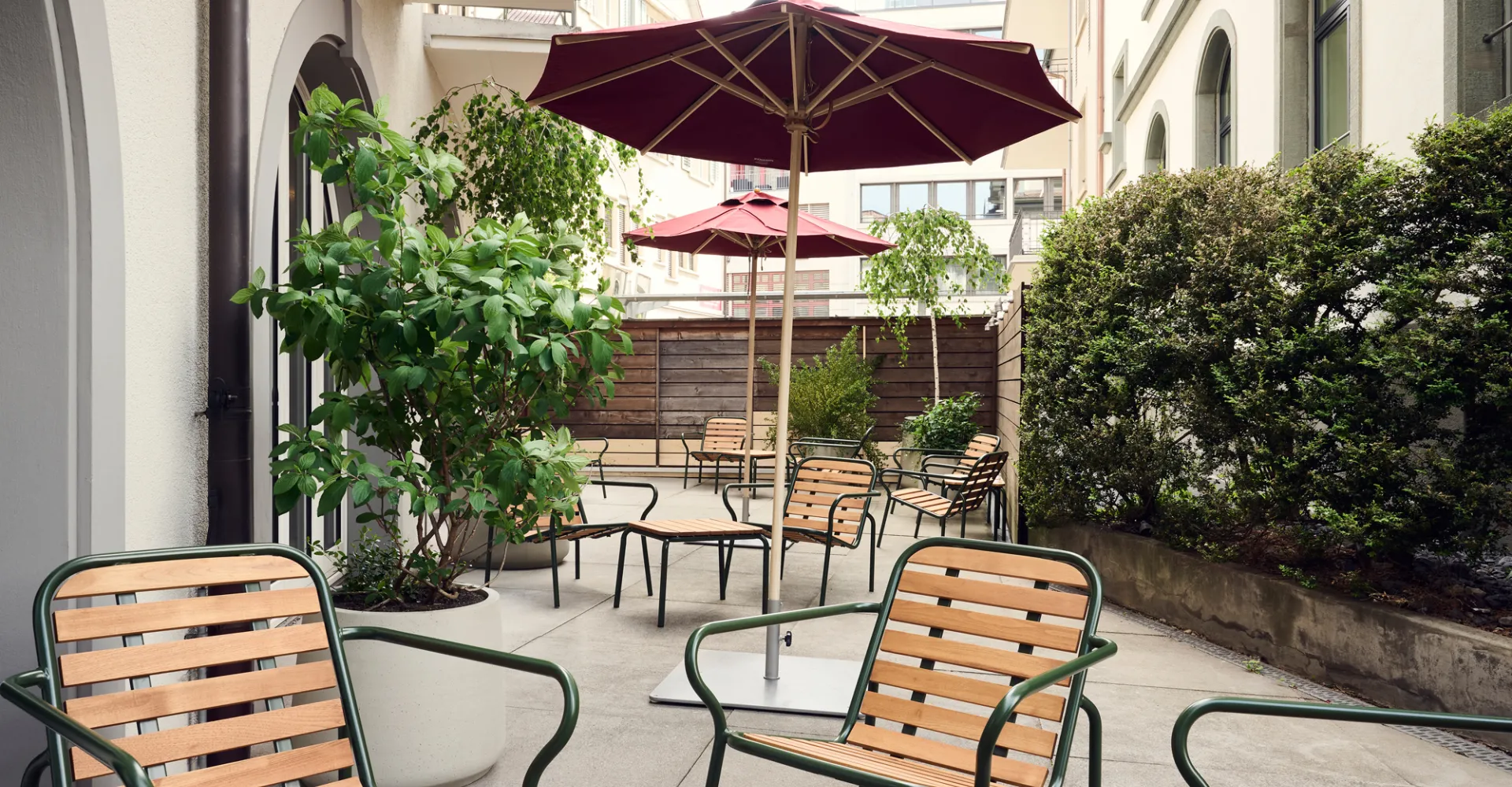 EIngangbereich zum Hotel Speer mit gemütlichen Sitzmöglichkeiten aus Holz