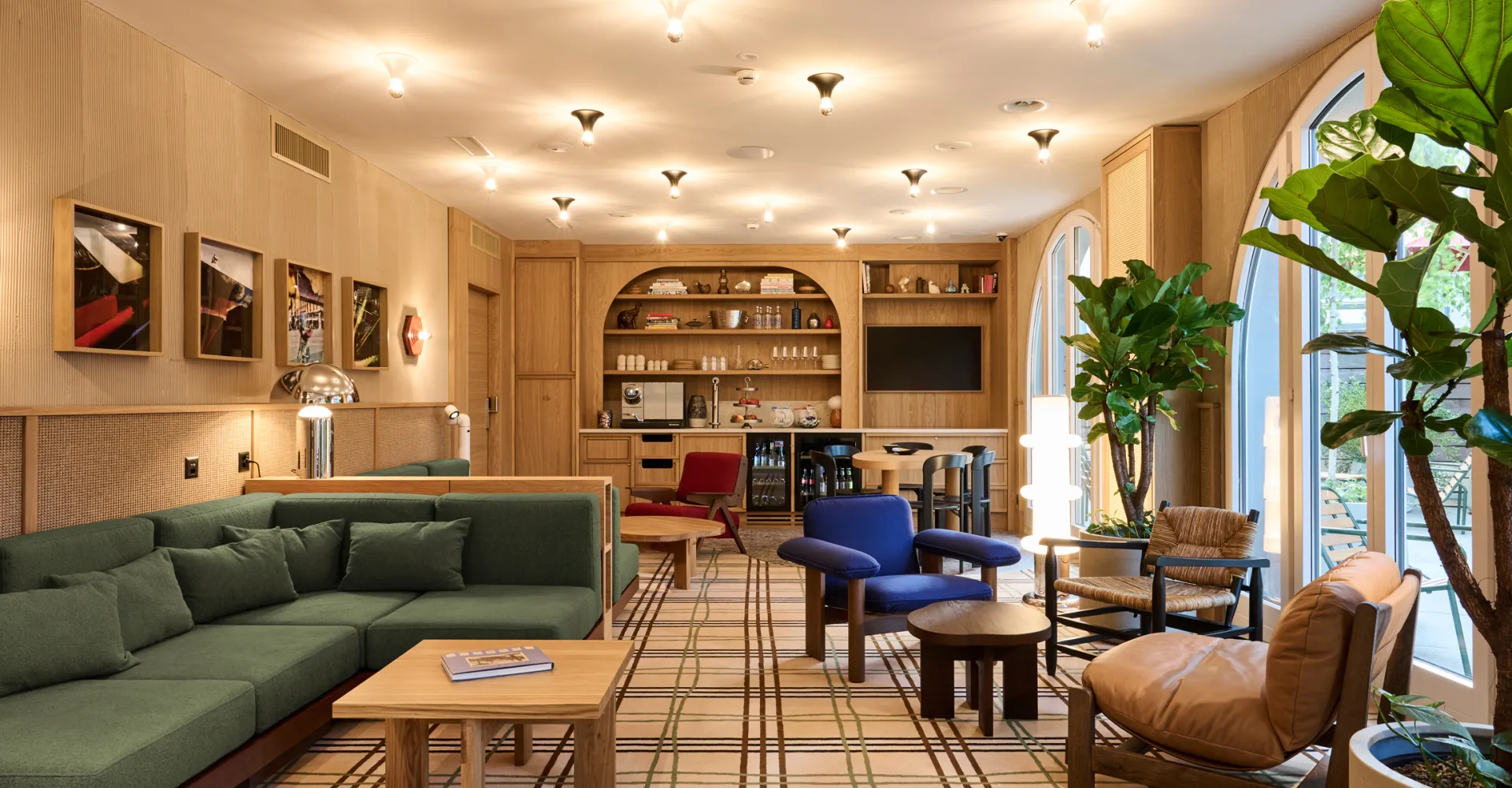 Lobby mit verschiedenen Stühlen und Pflanzen