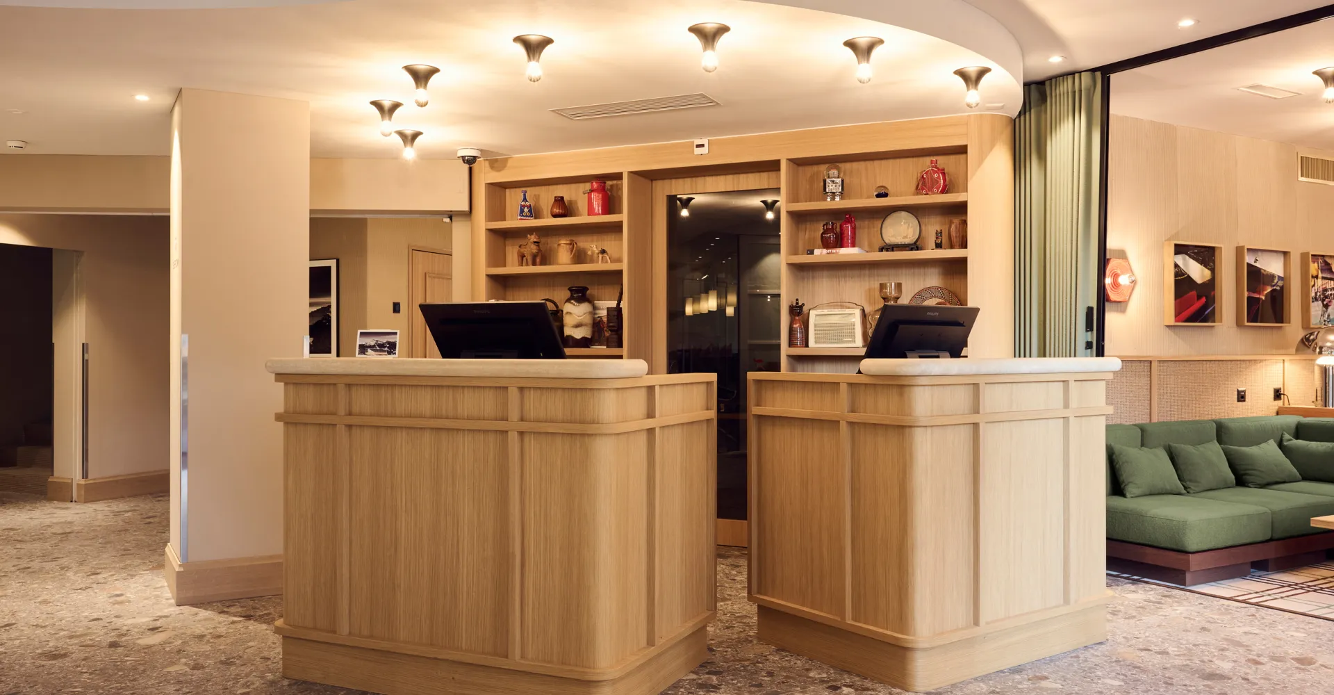 Rezeption des Hotels mit Blick in die Lobby