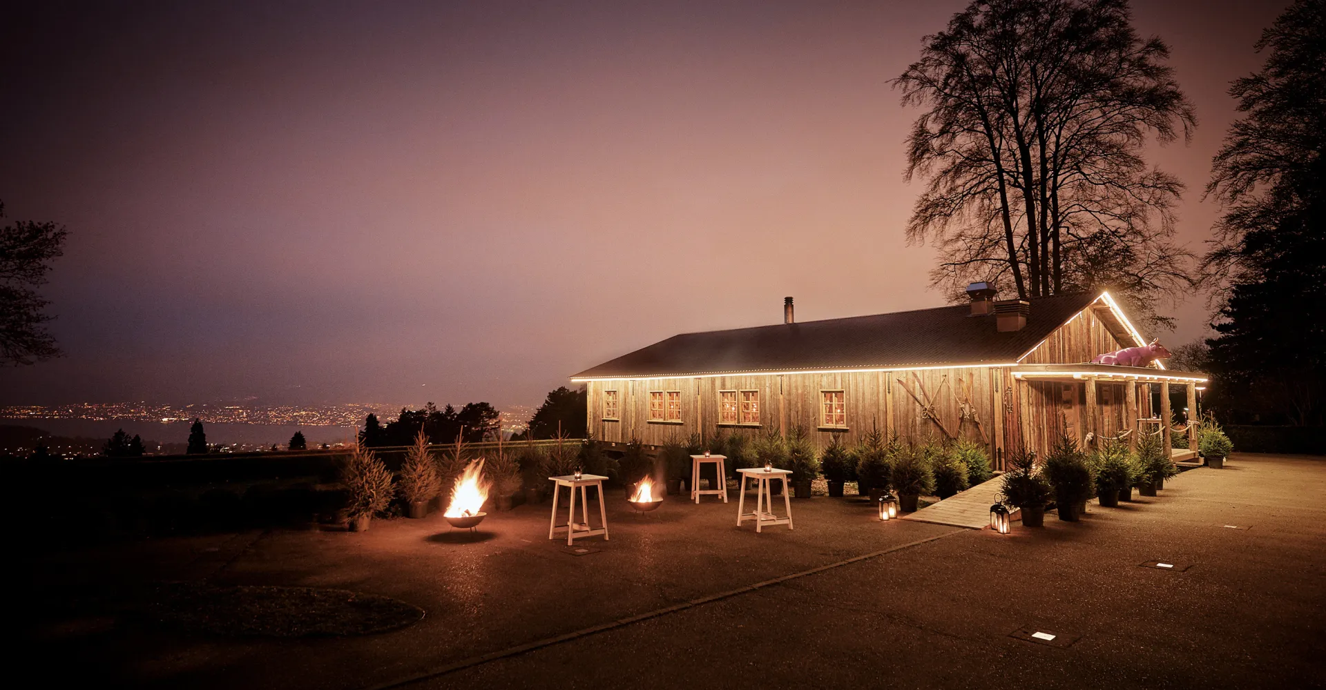 Aussenansicht Chalet Zürichberg im Dunkeln