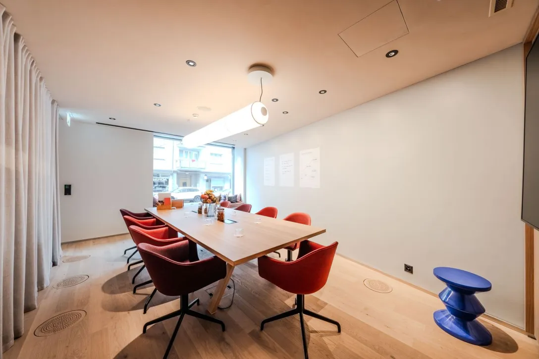 Aufnahme des Séparée mit bestuhltem Tisch