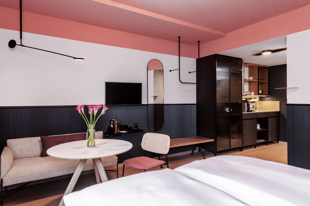 Sorell Hotel City Weissenstein Grand Deluxe Zimmer mit Küchennische und Sitzecke