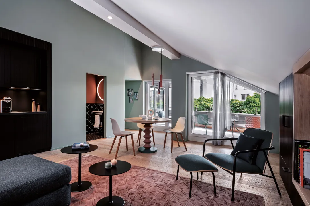 Sorell Hotel St. Peter Suite mit Küchennische und Sitzecke mit Terrasse