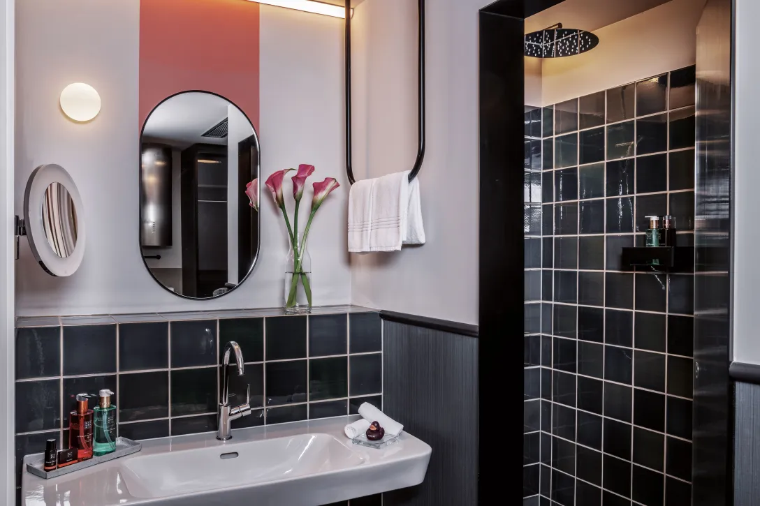 Sorell Hotel City Weissenstein Grand Deluxe Badezimmer mit Dusche