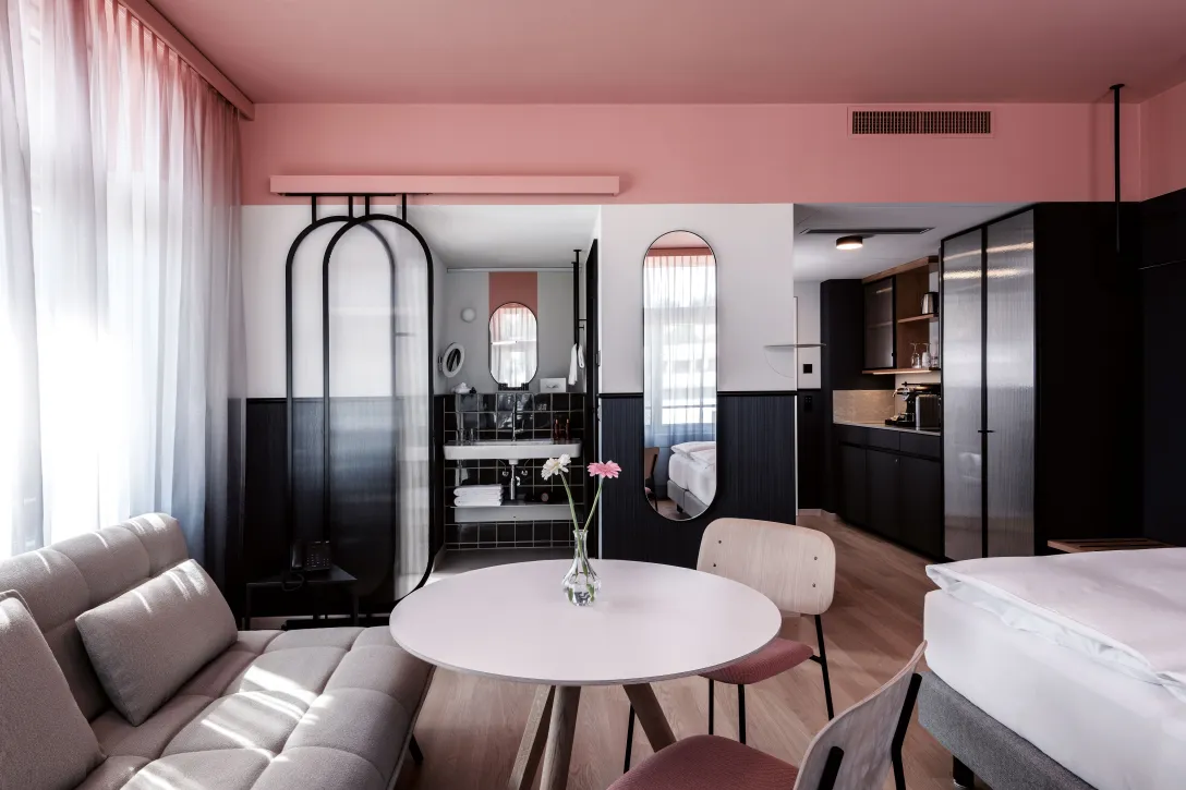 Sorell Hotel City Weissenstein Deluxe Schlafzimmer mit Küchennische und Sitzecke