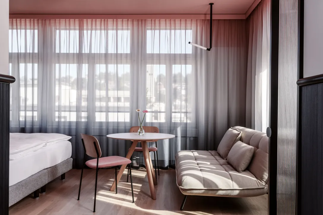 Sorell Hotel City Weissenstein Deluxe Schlafzimmer mit Sitzecke