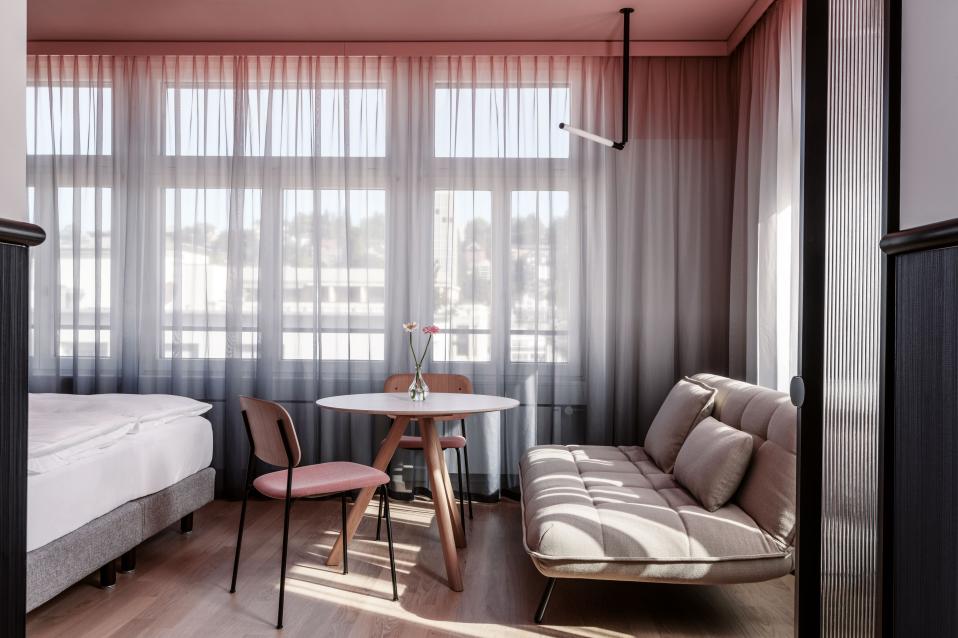Sorell Hotel City Weissenstein Deluxe Schlafzimmer mit Sitzecke