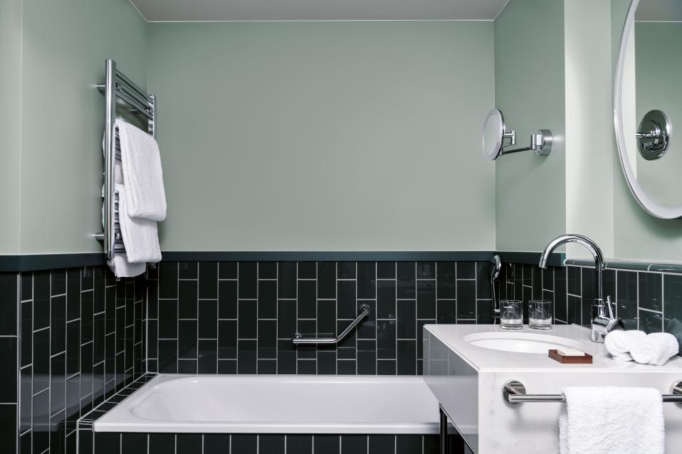 Sorell Hotel Seidenhof Suite Badezimmer mit Badewanne