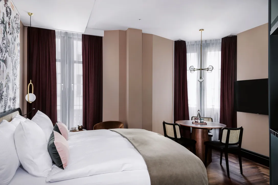 Sorell Hotel Seidenhof 2-Zimmer Apartment mit Sitzecke und Tisch mit Stühlen