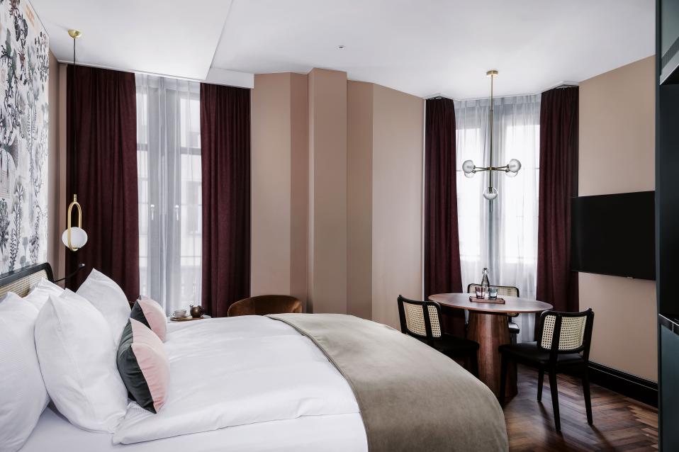Sorell Hotel Seidenhof 2-Zimmer Apartment mit Sitzecke und Tisch mit Stühlen