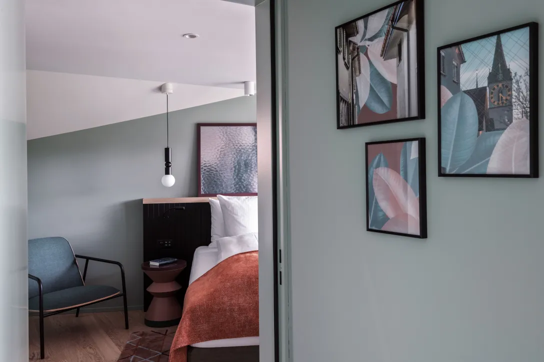 Sorell Hotel St. Peter 3-Zimmer Apartment Schlafzimmer mit Sitzecke und Details