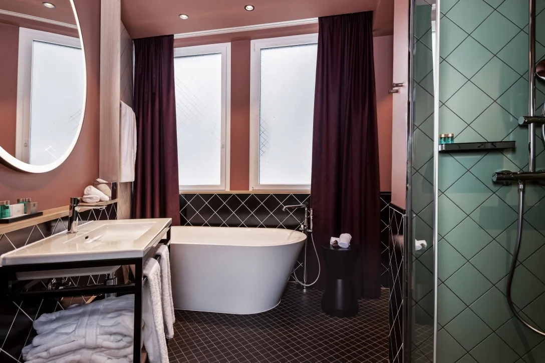 Sorell Hotel St. Peter Sorell Hotel St. Peter Grand Deluxe Zimmer King / Twin  Badezimmer mit BadewanneDoppelzimmer King / Twin  Schlafzimmer mit Sitzecke und Aussicht