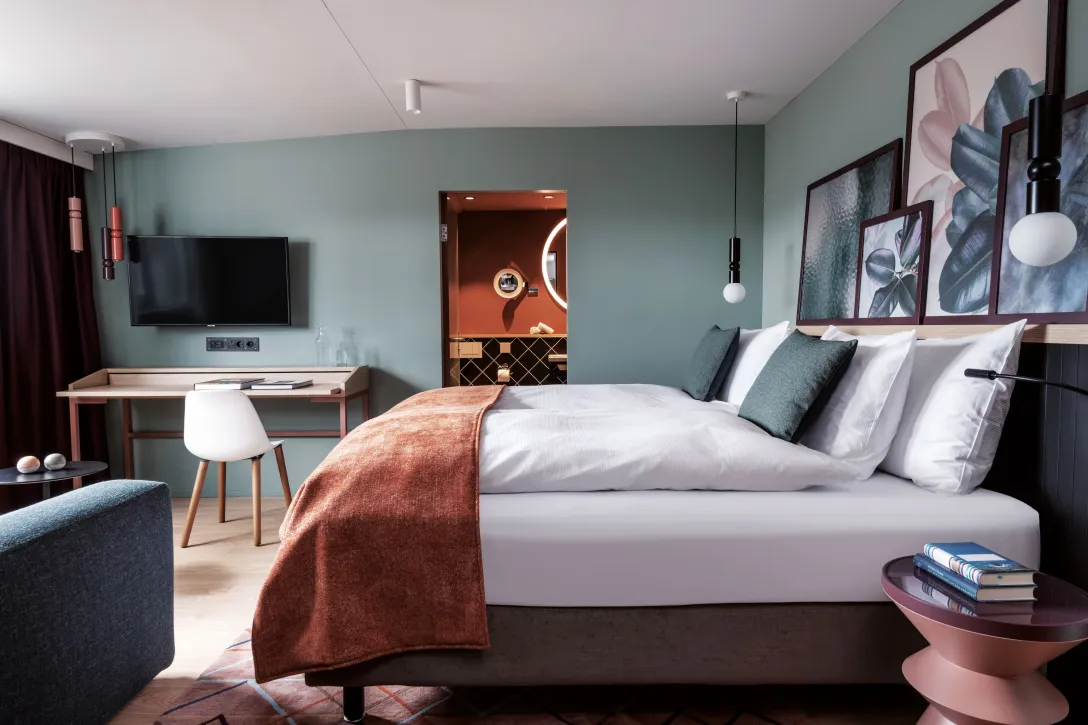 Sorell Hotel St. Peter 2-Zimmer Apartment Schlafzimmer mit Sitzbereich und Fernseher