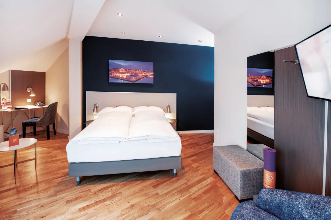 Aufnahme des Doppelzimmers mit Bett