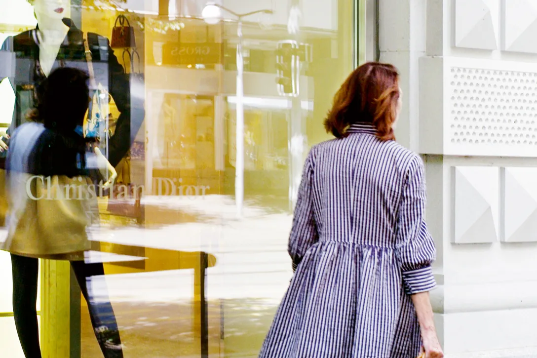 Frau macht Window Shopping an der Bahnhofstrasse in Zuerich