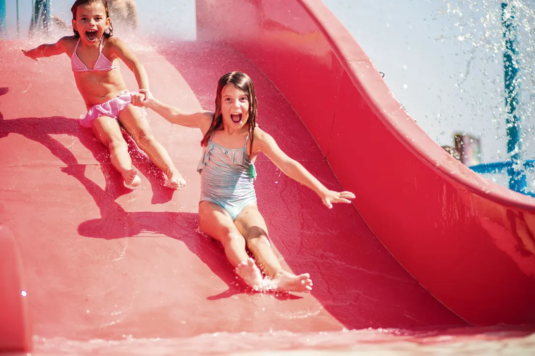 zwei Kinder auf einer Rutschbahn