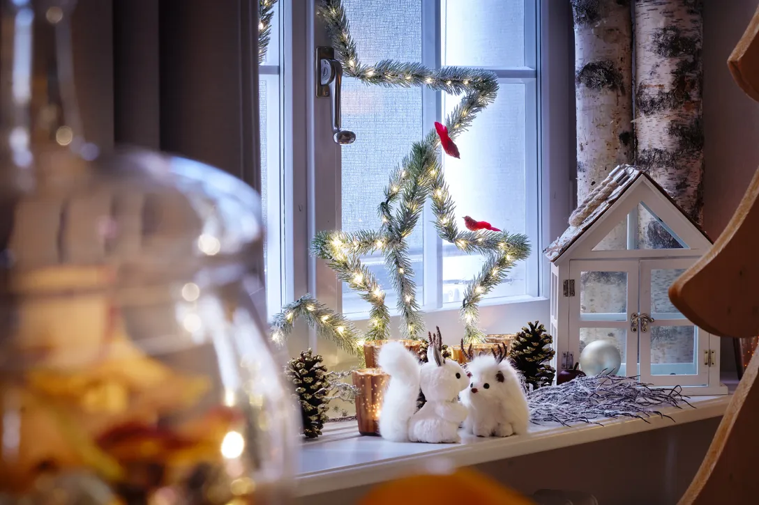 Dekoriertes Hotelzimmer zu Weihnachten